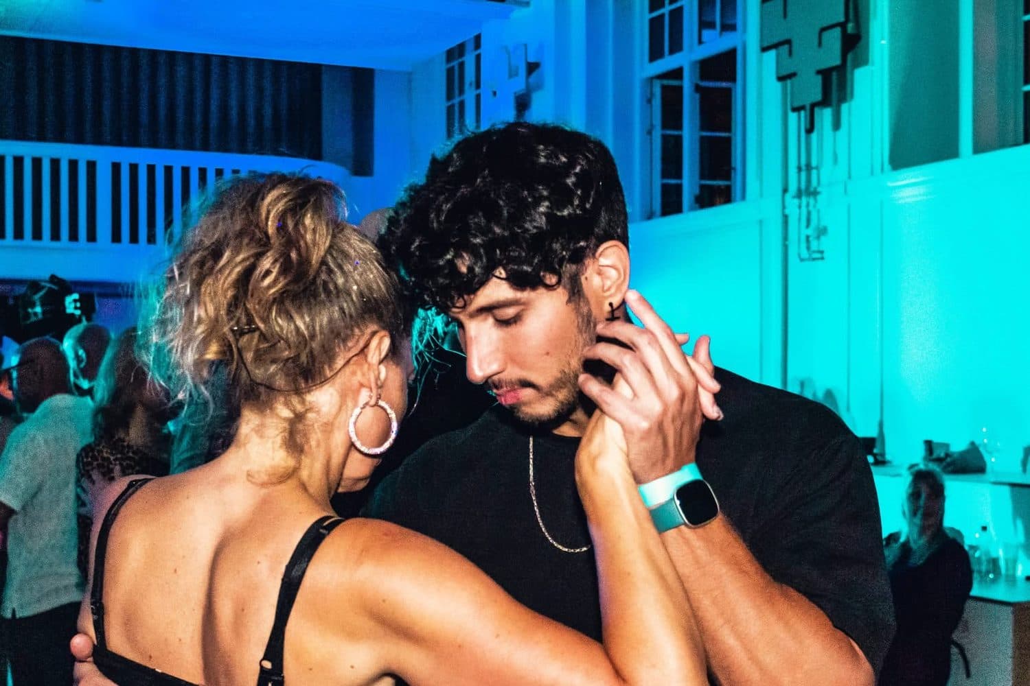 Close connection between dancers at a Tierrakizz event